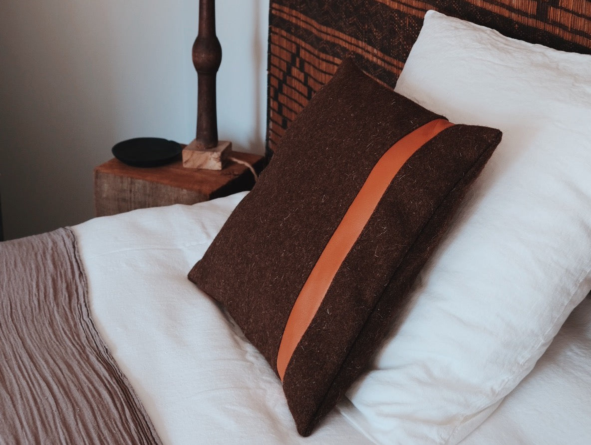 Coussin carré en laine & cuir d'agneau - Linha