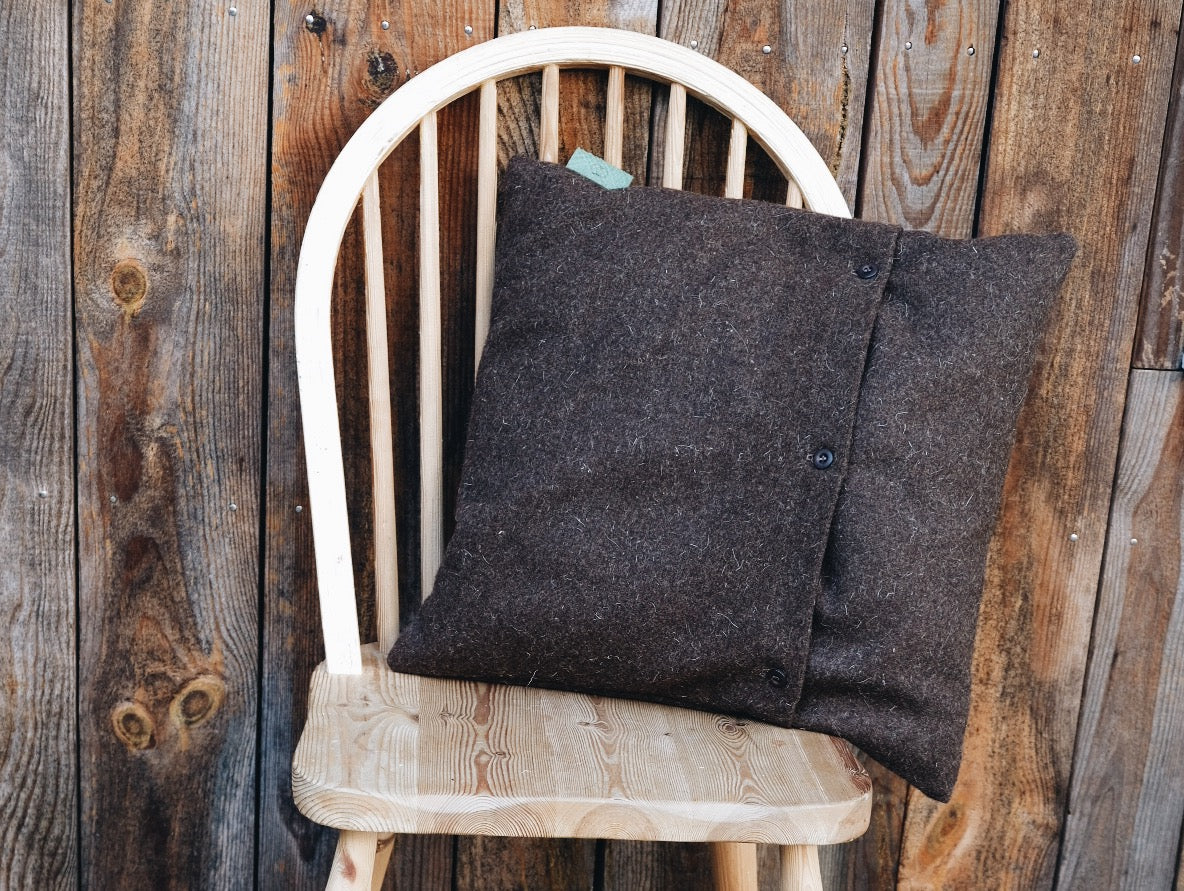 Coussin carré en laine et cuir de poisson - Linha