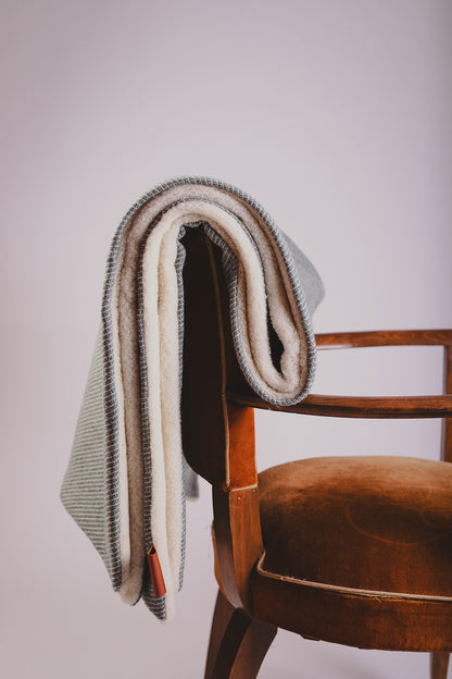 Petit plaid de naissance Premium en tricotine de laine – L’Affectueux