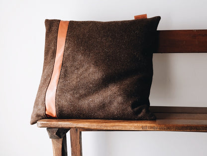 Coussin carré en laine & cuir d'agneau - Linha